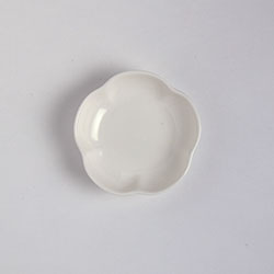 小皿　オフホワイト(D)　丸花型　9cm