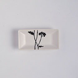 ミニ小皿白地黒の花　8.5×4.5　T.C
