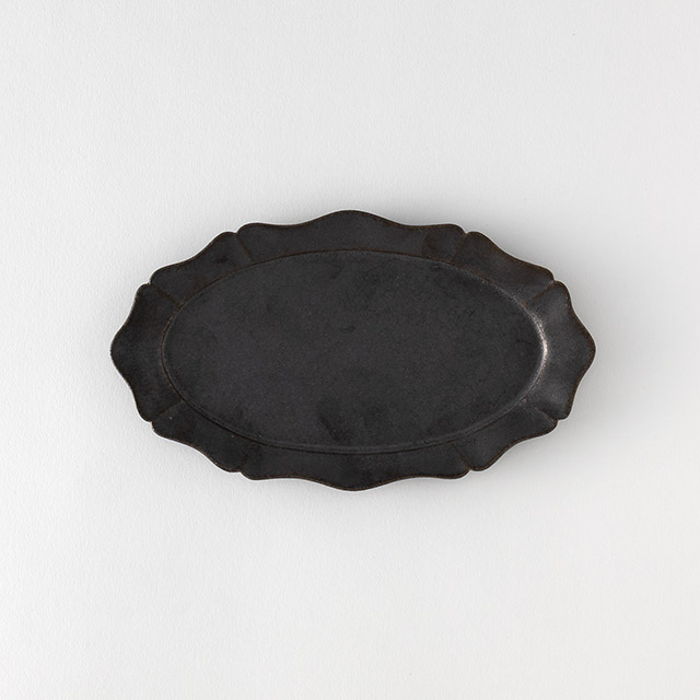猪原朱乃　黒釉輪花楕円皿20cm