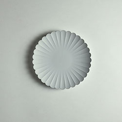 柳原照弘　丸花型皿ライトグレー　16.5cm
