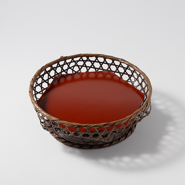 黒竹足付きカゴ　漆板付き