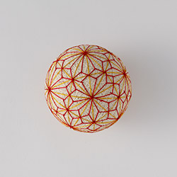 シルクボール　赤／金の糸