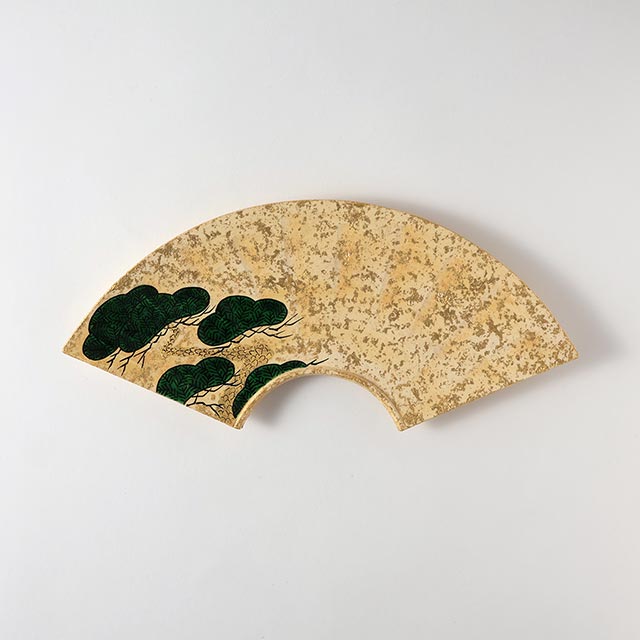 色絵金彩 瑞松扇面皿 32cm