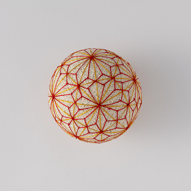 シルクボール　赤／金の糸