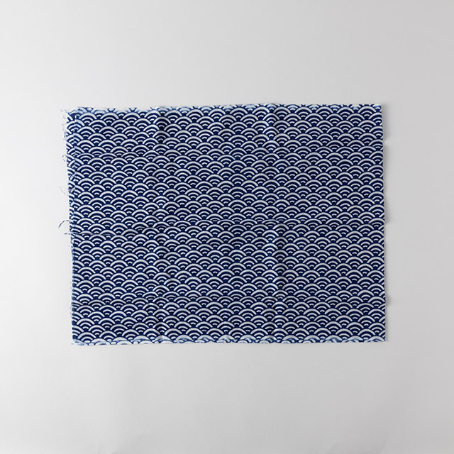 日本手ぬぐい　紺／白　ウロコ