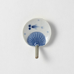 箸置　陶　うちわ　紺