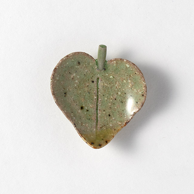 箸置　グリーン葉（ハート型）