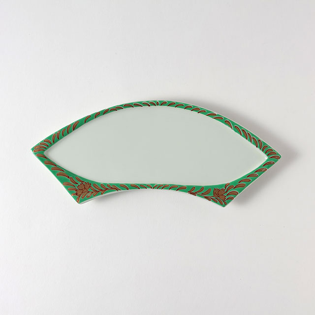 扇面型皿　淡Gr地