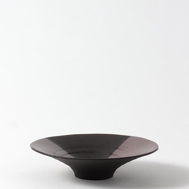 鉄市松　茶／黒丸皿　18cm　T.C