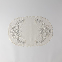 楕円シルク白ローンランチョンマット　銀刺繍