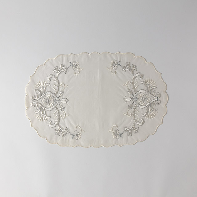 楕円シルク白ローンランチョンマット　銀刺繍