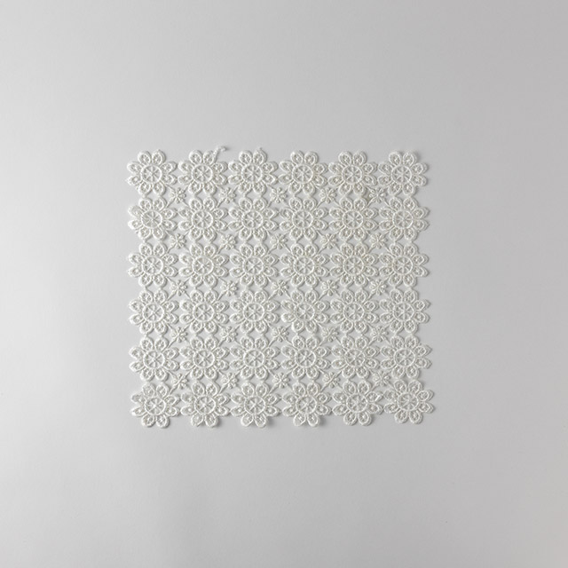 テーブルセンター28×28 白モチーフ