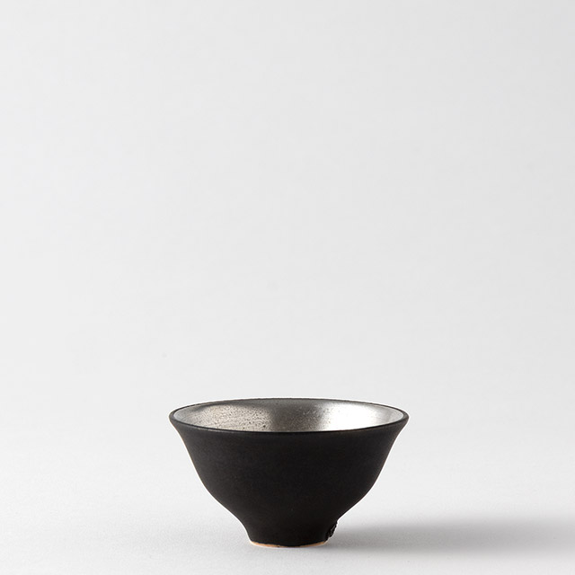 木下和美　黒釉カップ（内銀）
