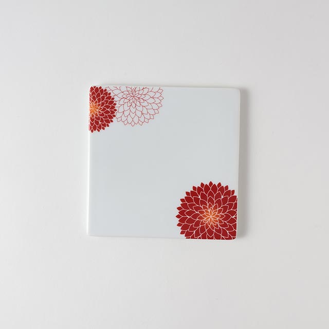 マム　スクエア皿（小）　白地赤の花　13cm