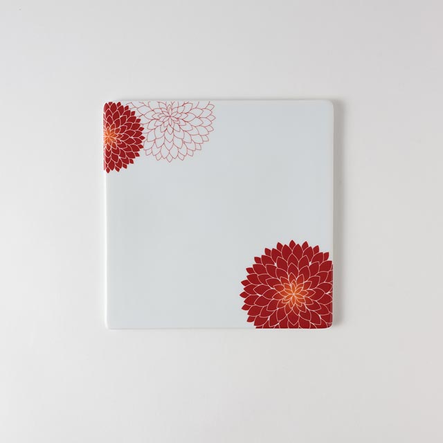 マム スクエア皿 白地赤の花 18cm