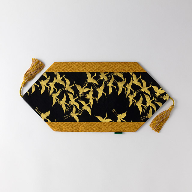 賢翆舎テーブルマット 黒地 金の鶴 房付き