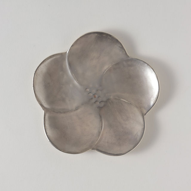 陶器　銀彩　丸銘々皿　花　12cm