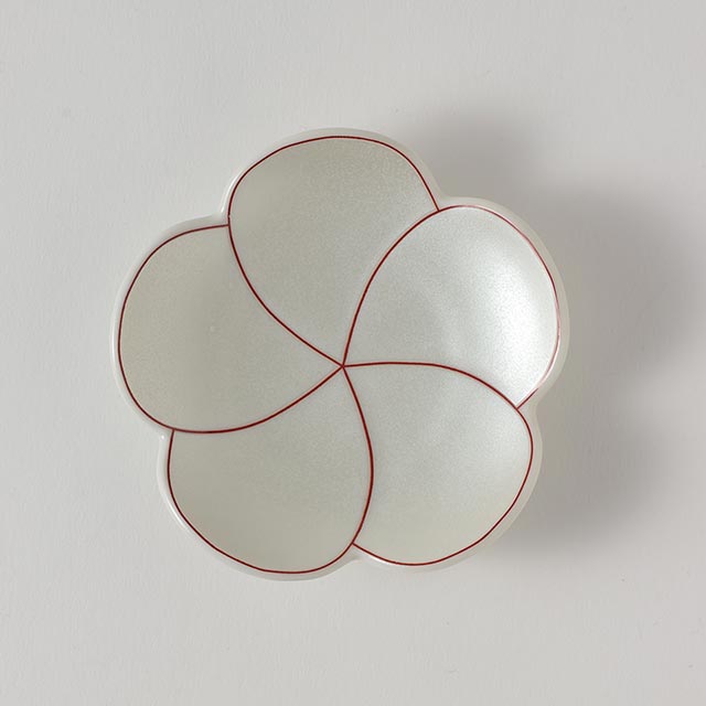 有田焼　捻り梅形9cm皿　錦銀彩