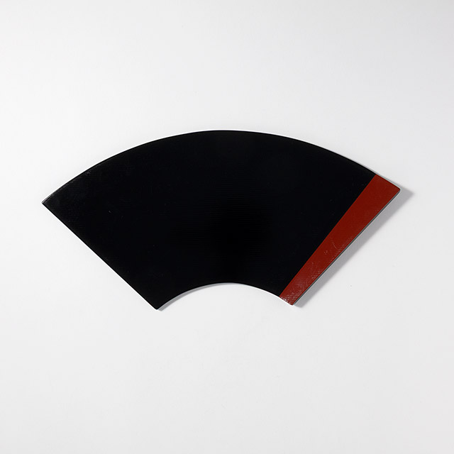 扇型皿　黒地　片朱ポイント　37×15