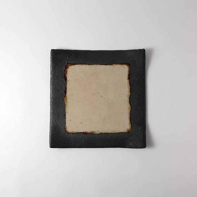 正角皿　黒地センター／Ｂｅ　SONO 24.5