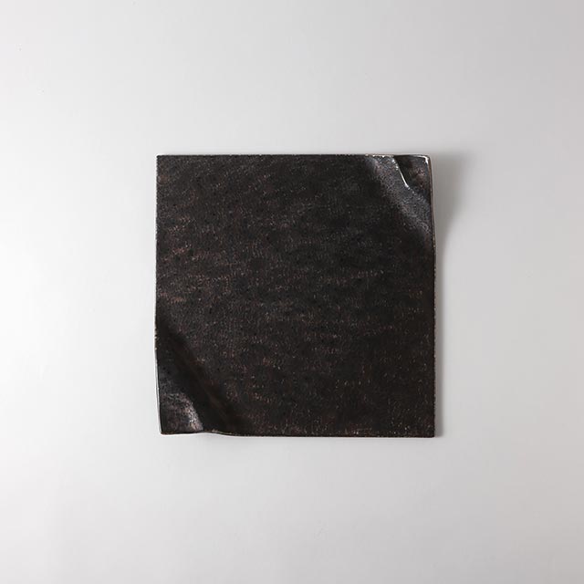 溶岩流折紙皿　24.5×24.5　黒茶