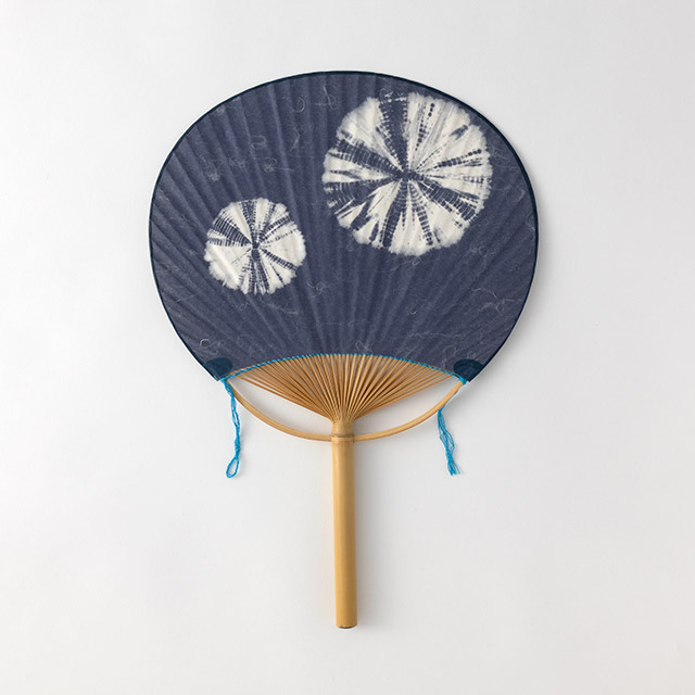 うちわ 丸柄 紺地 花火