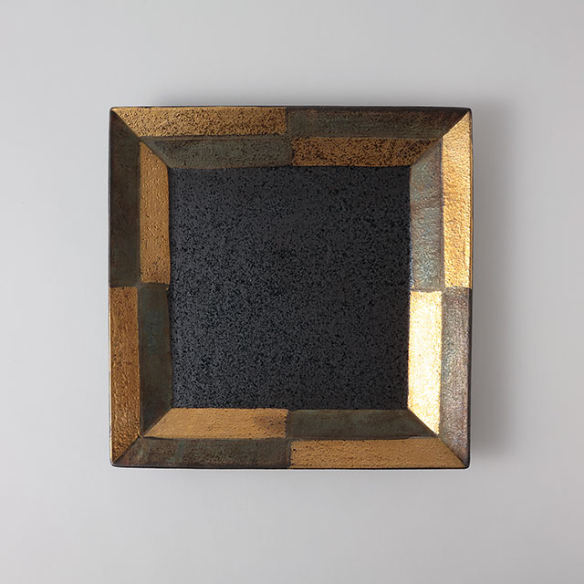 正角皿　黒地　フチ金／錆