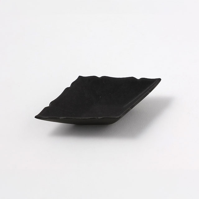 木下和美　黒釉菱形皿12.5×7