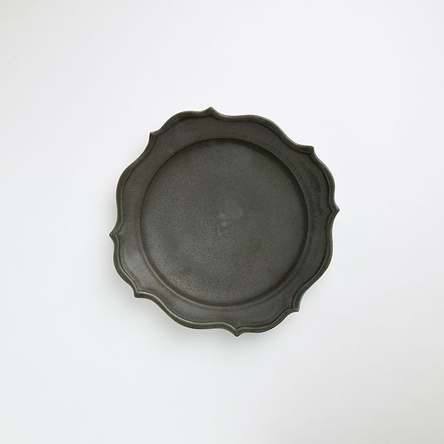 木下和美　黒釉輪花皿22.5