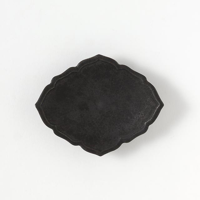 木下和美 黒釉花三角皿
