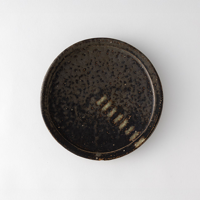 山田浩之　黒釉丸皿24cm　カケ有