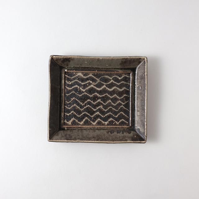 山田浩之 黒釉角皿17.5×15