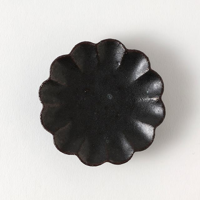 黒釉 花型黒丸豆皿 8cm