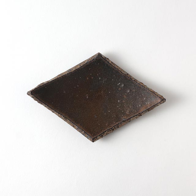 平岡仁 マンガン釉菱形皿黒いぶし(小)