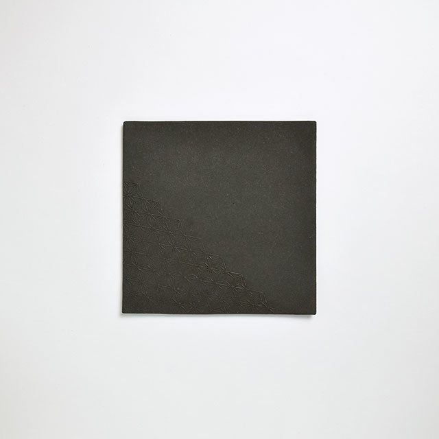 橋本忍 錆黒葉紋平角皿22cm
