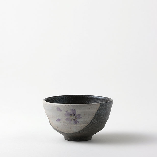 後河内隆継　飯碗黒地紫の花