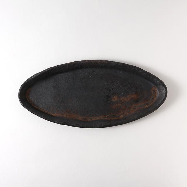 後河内隆継 楕円皿黒地金