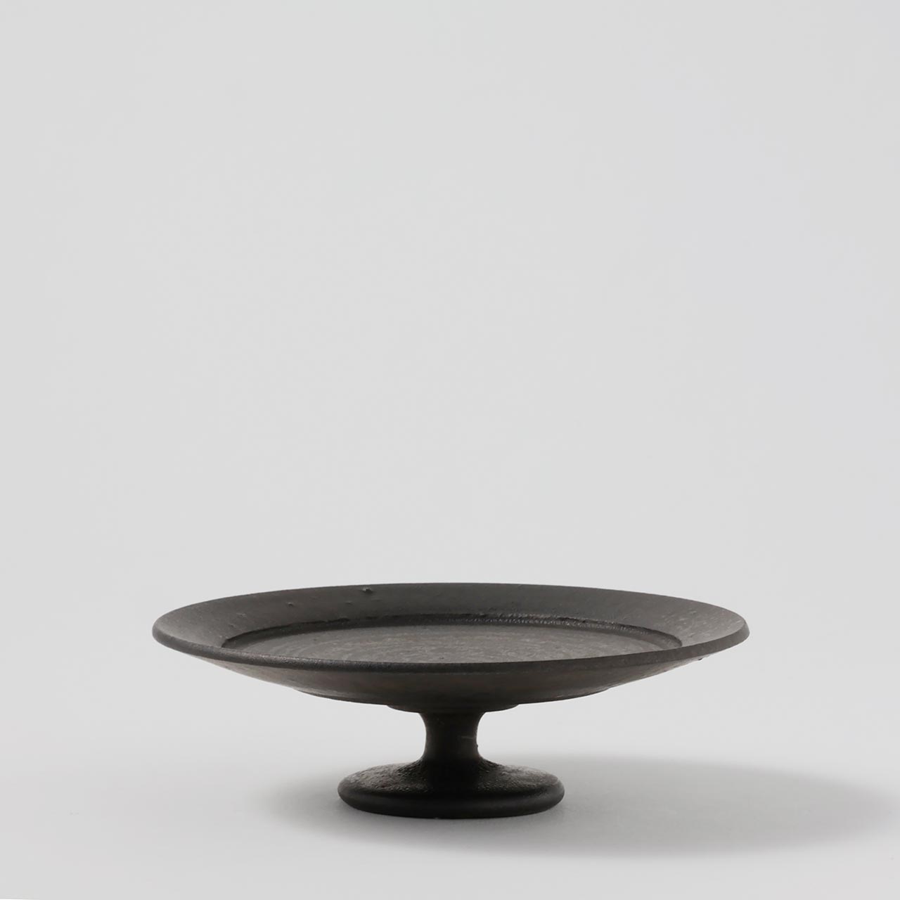 黒釉台付皿