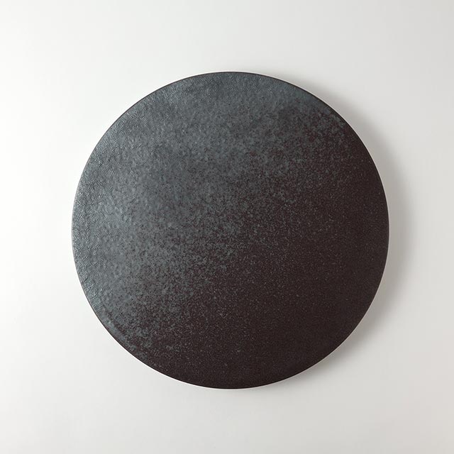 鉄赤結晶フラット脚付丸皿30cmグレー