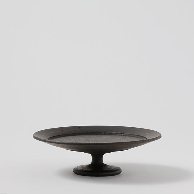黒釉台付皿
