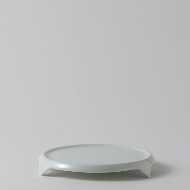 ホワイト三つ脚付丸皿16cm