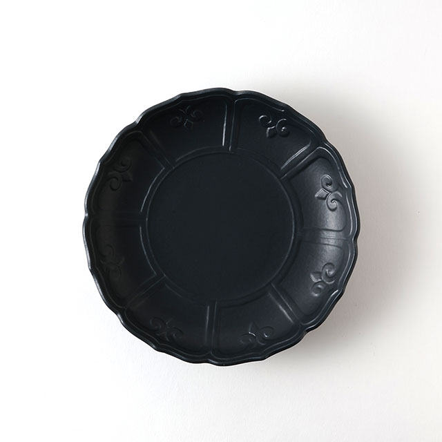 輪花彫黒釉マット皿17cm