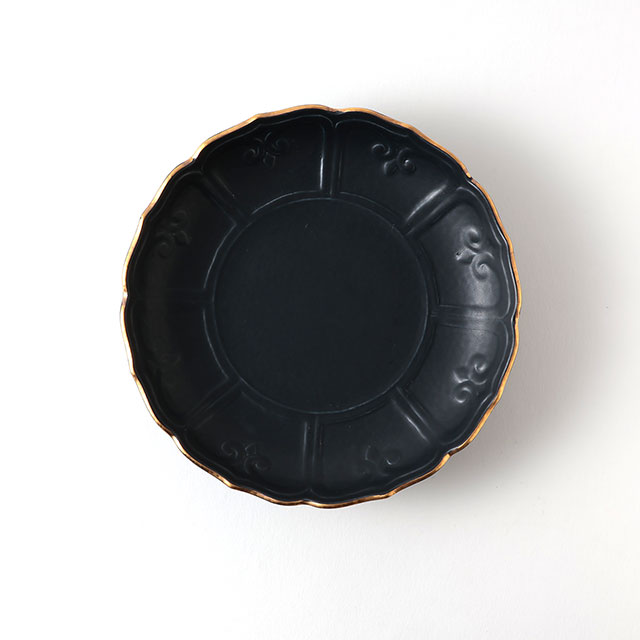 輪花彫黒釉マット皿縁ゴールド17cm