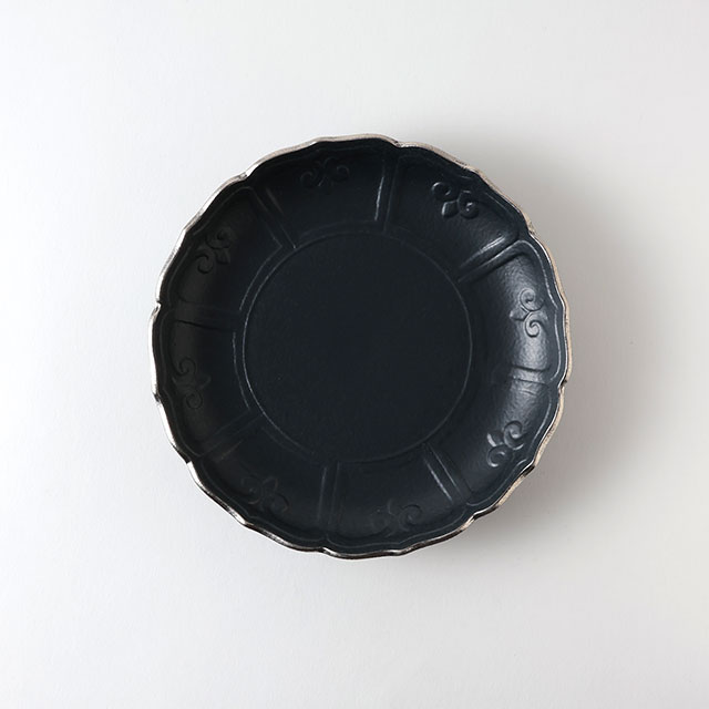 輪花彫黒釉マット皿縁シルバー18.5cm