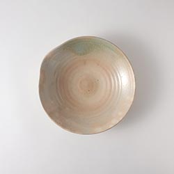 平鉢　淡ベージュ／緑　片口