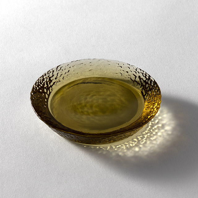 ソモ 丸ガラスプレート 9cm タン