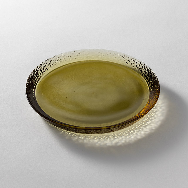 ソモ 丸ガラスプレート 15cm タン