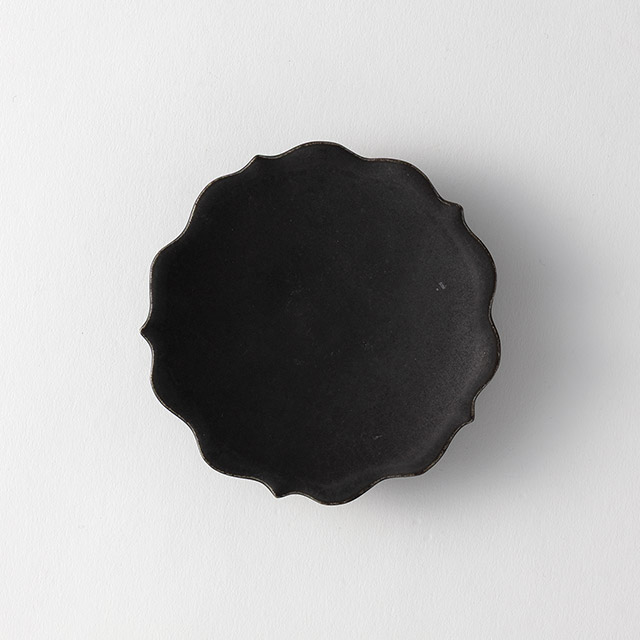 木下和美　黒釉稜花小皿(A)