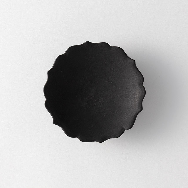 木下和美 黒釉稜花小皿(B)