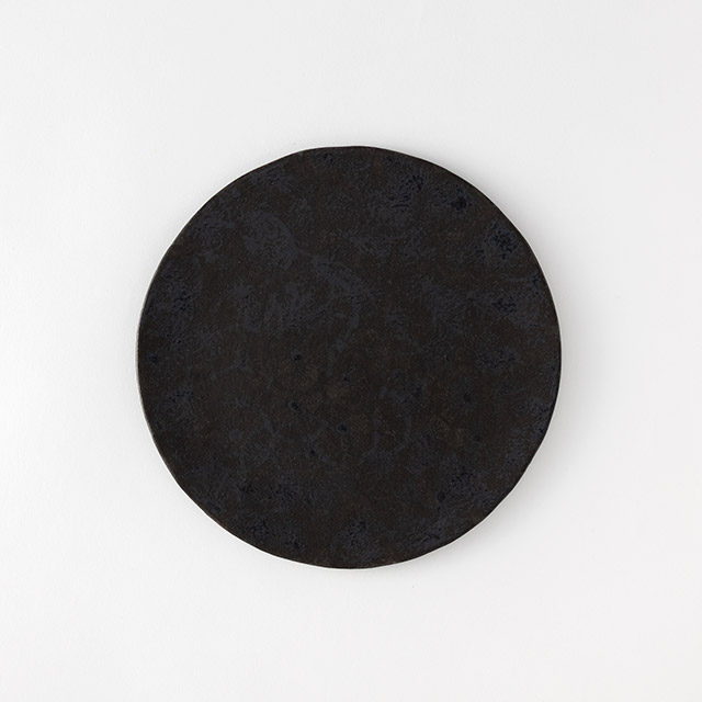 鈴木智子　19cm皿（墨黒化粧艶あり）